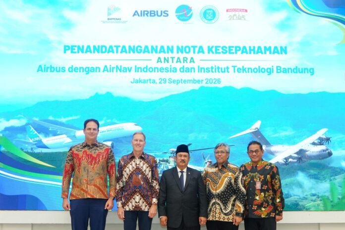 FOTO 30 Sept_kiri-kanan) Airbus Country Representative for Indonesia Jose Corcia, President of Airbus International Wouter van Wersch