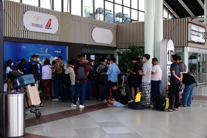 FOTO 6 Sept_Para penumpang menunggu informasi keberangkatan di Terminal 1 B Bandara Soekarno-Hatta. dok. kemenhub INI