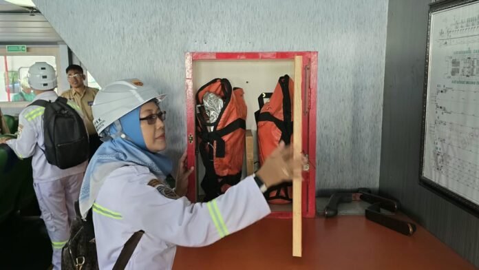 FOTO 10 Okt_Pemeriksaan penggunaan alat penolong bagi kapal dengan daerah pelayaran dalam negeri. hublakemenhub 4 INI