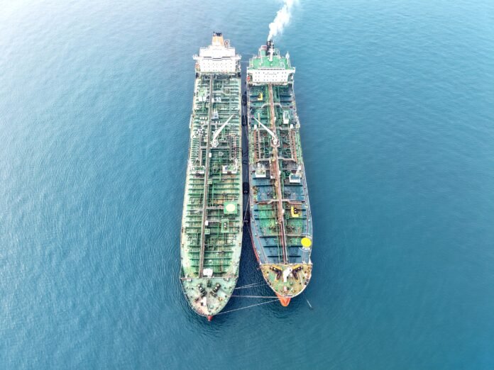 FOTO 15 Okt_Layanan pendukung kegiatan pemindahan muatan antarkapal (ship-to-shipSTS) di kawasan Nipa Transhipment Anchorage Area, Batam, Kepulauan Riau. pelindo