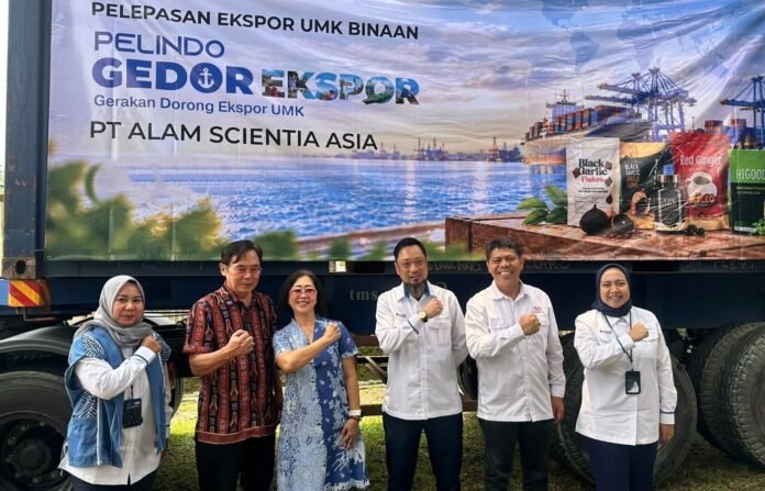 FOTO 15 Okt_Pelindo melepas ekspor produk UMK (Usaha Mikro dan Kecil) binaan Pelindo, PT Alam Scientia Asia, ke Brunei Darussalam 1