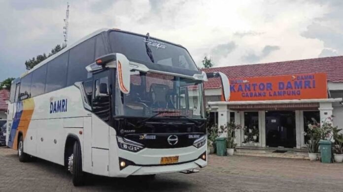 FOTO 18 Okt_Angkutan DAMRI di depan Kantor Cabang Lampung. dok. damri INI