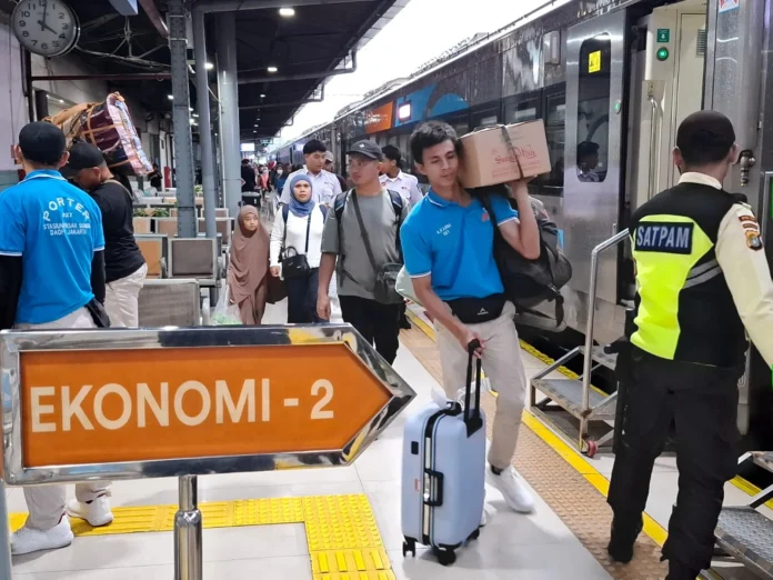 FOTO 19 Jan_Aktivitas petugas dan penumpang di stasiun kereta api. (dok. kai.id)