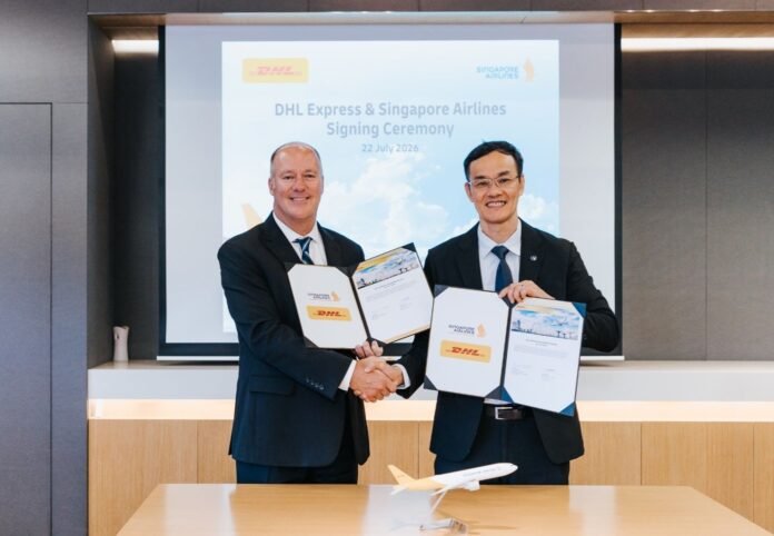 FOTO 2 Okt_Penandatangan perpanjangan kerja sama DHL Express dan Singapore Airlines (SIA) untuk penyediaan awak penerbangan