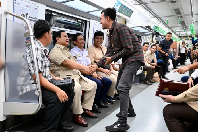 FOTO 20 Okt_Presiden Prabowo Subianto saat menggunakan angkutan kereta api bersama warga dan jajaran pemerintahan. dok. kai