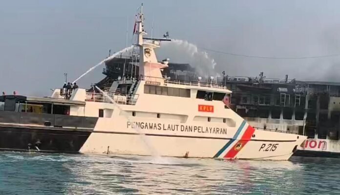 FOTO 21 Okt_Kapal Negara (KN) Trisula P.111 untuk membantu penanganan kebakaran KMP Batumandi 1 INI