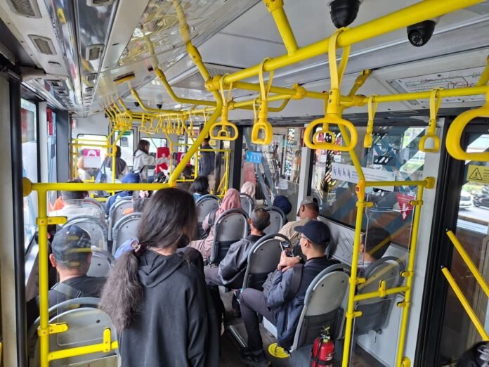 FOTO 24 Okt_Penumpang di transportasi umum Kota Jakarta. dok. istimewa 1 INI