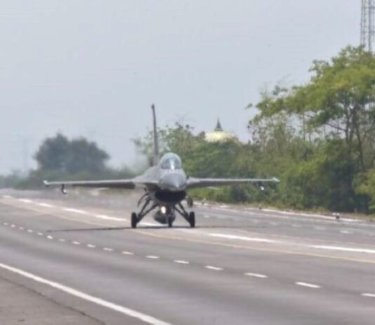 Empat Pesawat Tempur Uji Coba Pendaratan di Jalan Tol Pasuruan – Probolinggo