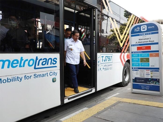 FOTO 26 Okt_Gubernur Daerah Khusus Ibu Kota Jakarta Pramono Anung turun dair angkutan umum MetroTrans. dok. istimewa