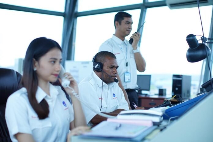 FOTO 27 Okt_Aktivitas petugas pemandu lalu lintas udara atau Air Traffic Controller (ATC). dok. airnavindonesia