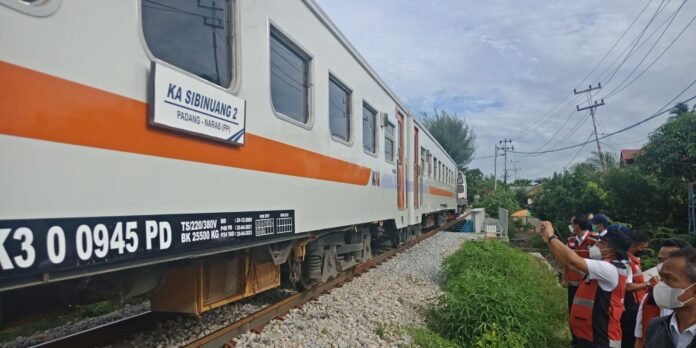 FOTO 29 Okt_Gerbong Kereta Api (KA) Sibunuang 2 di jalur Sumatra Barat. dok. istimewa INI