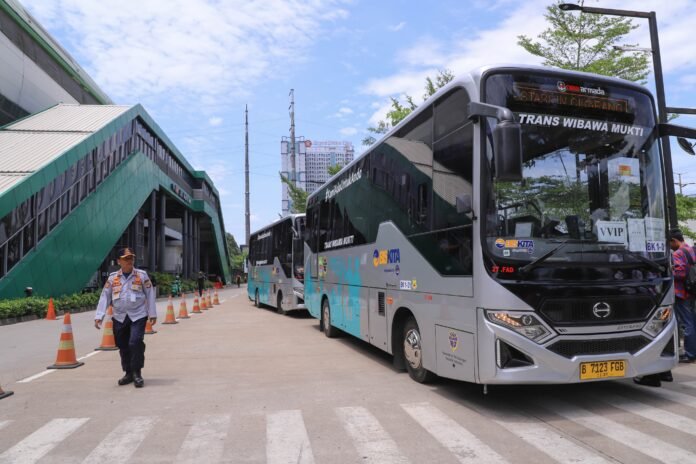 FOTO 30 Okt_Bus Trans Wibawamukti untuk menghubungkan Stasiun Cikarang dengan Kompleks Pemerintah Kabupaten. bekasikab