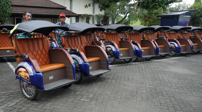 FOTO 4 Juni_Becak listrik bantuan program CSR dari PT KAI menggantikan becak motor yang beroperasional di kawasan Malioboro. jogjakota 1