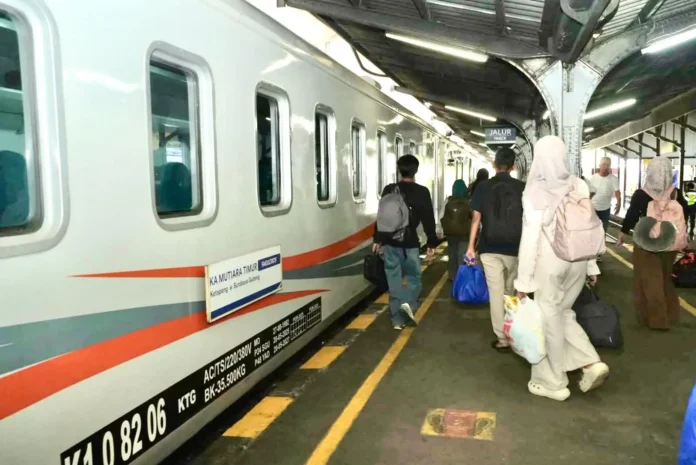 FOTO 7 Okt_Aktivitas penumpang dengan Kereta Api (KA) Mutiara Timur yang menghubungkan Surabaya Ketapang, Kabupaten Banyuwangi. kai