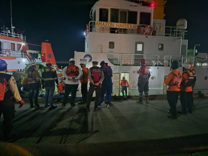 FOTO 8 Okt_ Pencarian ABK Hilang Pascatenggelam MV Khatulistiwa 8 di Perairan Tuban 1